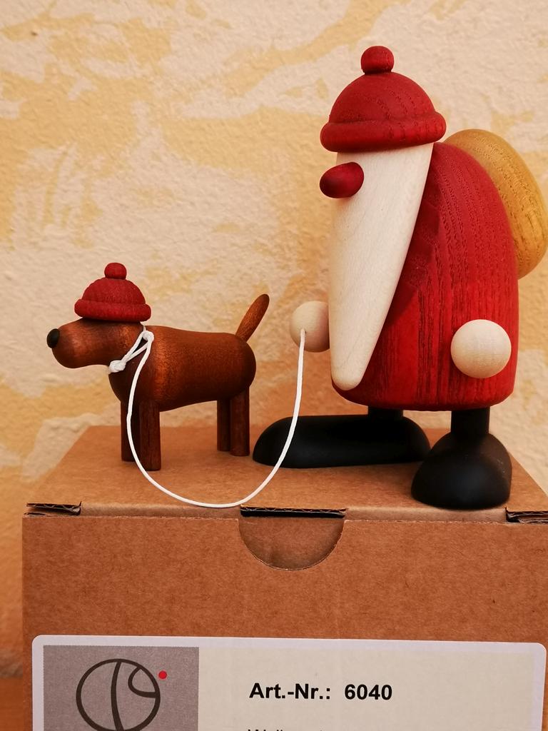 16 - Weihnachtsmann mit Hund an der Leine