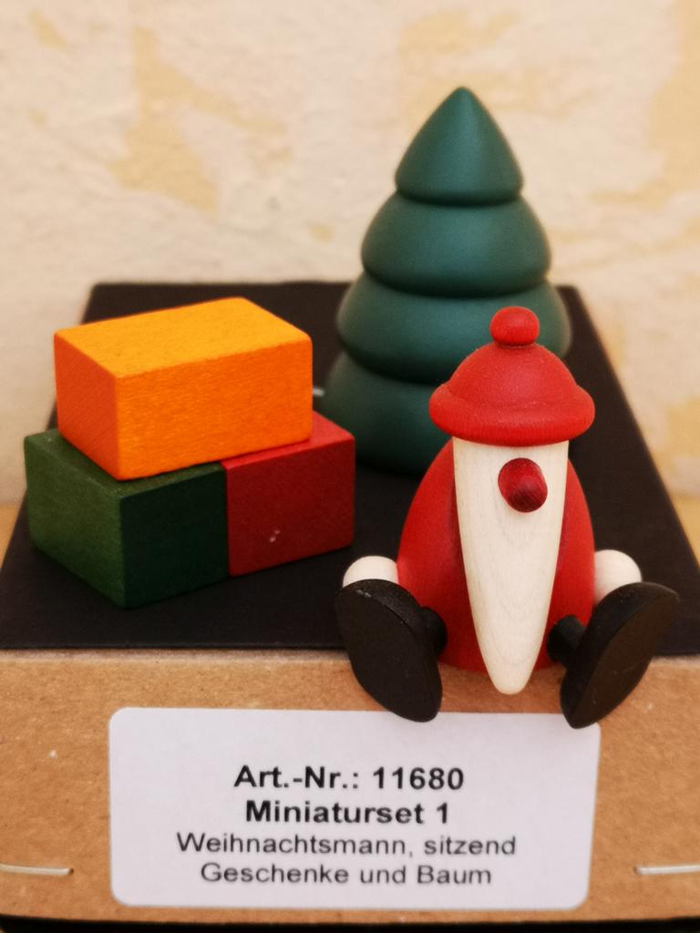36 - Weihnachtmann sitzend Geschenke und Baum (Miniaturset 1...