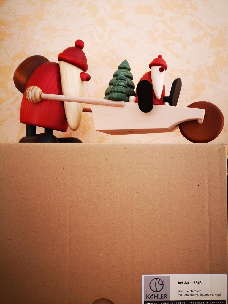 47 - Weihnachtsmann mit Schubkarre Bäumen und Kind