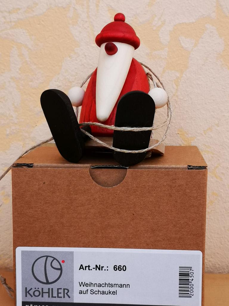 Weihnachtsmann auf Schaukel