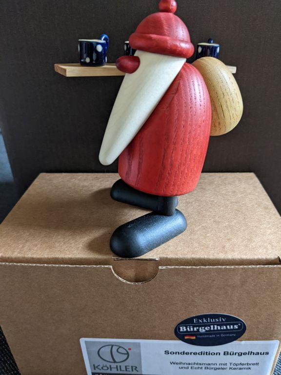 Weihnachtsmann mit Töpferbrett und echt Bürgler Keramik